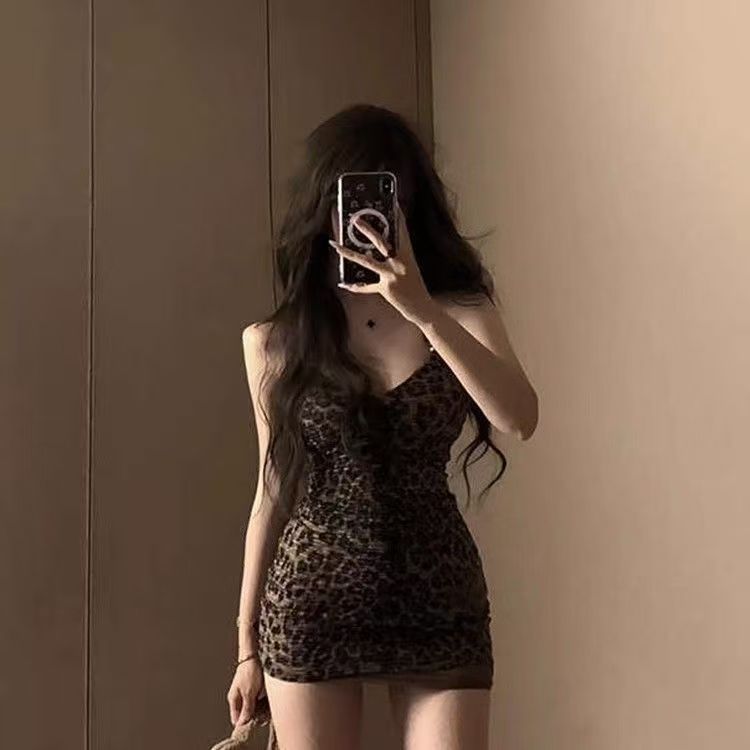 Short Skirt, Hip-Covering, Backless Leopard Print Dress for Women, Slim-Fitting Hot Girl Halterneck Suspender Belt, Autumn Short Skirt for Small People, Waist-Cinching